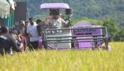 Mualem pada sesi tanya jawab saat acara Panen Raya Serentak dengan 14 provinsi, bersama Presiden Prabowo Subiyanto via konferensi video, Senin (7/4/2025) di Gampong Lamcarak Tanoh Abee, Kecamatan Seulimeum, Aceh Besar