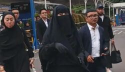 Umi Pipik ditemani oleh sang anak, Abidzar Al Ghifari mendatangi Polda Metro Jaya, Kamis (22/5/2025). Kedatangannya untuk melaporkan dua akun media sosial ke Polisi.