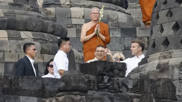 Tanpa Stairlift, Macron Tunjukkan Hormat pada Budaya Borobudur