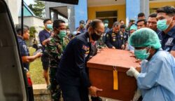 TNI AD Periksa Barang Bukti Ledakan Amunisi di Garut, 13 Orang Tewas