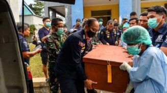 TNI AD Periksa Barang Bukti Ledakan Amunisi di Garut, 13 Orang Tewas