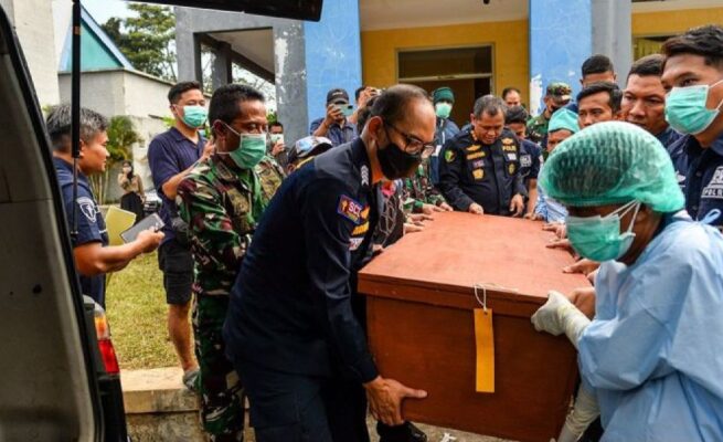 TNI AD Periksa Barang Bukti Ledakan Amunisi di Garut, 13 Orang Tewas