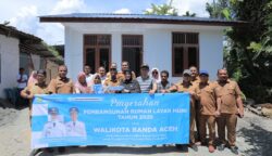 Illiza Serahkan Bantuan Rumah Layak Huni untuk Warga Ilie