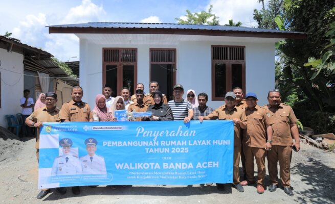 Illiza Serahkan Bantuan Rumah Layak Huni untuk Warga Ilie