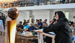 Wali Kota Banda Aceh Illiza Sa’aduddin Djamal resmi membuka turnamen Wali Kota Cup Basketball yang digelar di GOR Basket Harapan Bangsa, Minggu (18/5/25). Foto. Humas Pemko BNA