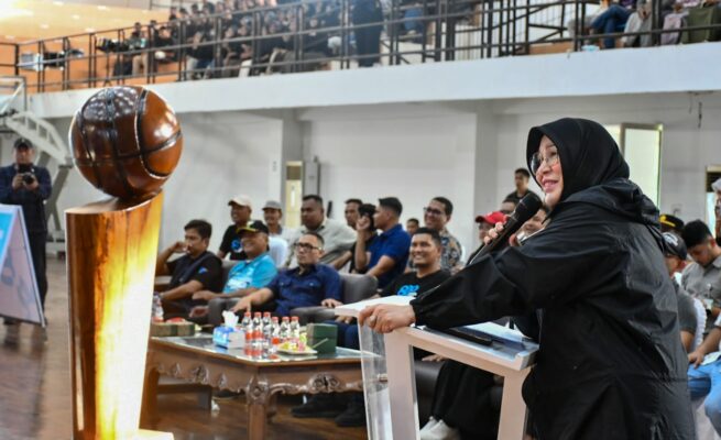 Wali Kota Banda Aceh Illiza Sa’aduddin Djamal resmi membuka turnamen Wali Kota Cup Basketball yang digelar di GOR Basket Harapan Bangsa, Minggu (18/5/25). Foto. Humas Pemko BNA