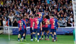 Para pemain Barcelon berselebrasi. Shutterstock/Christian Bertrand