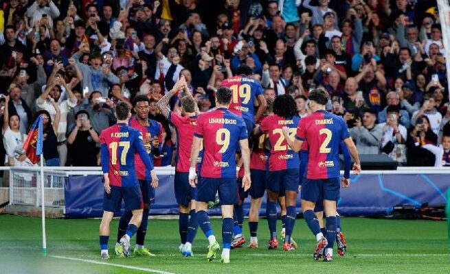 Para pemain Barcelon berselebrasi. Shutterstock/Christian Bertrand