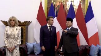 Lukisan Bung Karno dan Ngurah Rai tarik perhatian Macron