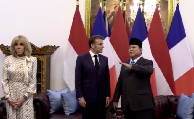 Lukisan Bung Karno dan Ngurah Rai tarik perhatian Macron
