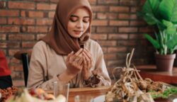 Ilustrasi perempuan berdoa sebelum makan. Ini jadwal puasa sunnah sebelum Idul Adha 2025, (Foto/Freepik).