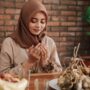 Ilustrasi perempuan berdoa sebelum makan. Ini jadwal puasa sunnah sebelum Idul Adha 2025, (Foto/Freepik).