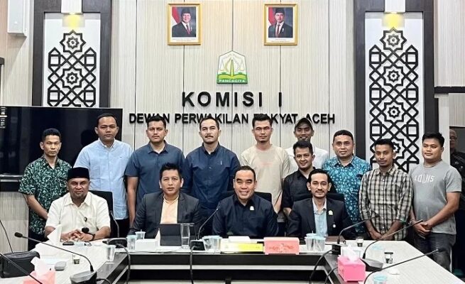 Sejumlah pemilik warkop di Banda Aceh mengadu ke Komisi I DPRA dan Komisi Penyiaran Indonesia Aceh (KPIA), Rabu (21/5) usai mendapat somasi dari Vidio.com terkait kegiatan Nobar Liga Inggris. (Foto: Ist)