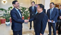 Ketua Dewan Ekonomi Nasional (DEN) Luhut Binsar Pandjaitan membahas isu perang tarif antara Amerika Serikat (AS) dan China saat bertemu sejumlah pejabat tinggi di Beijing, Rabu (22/5).