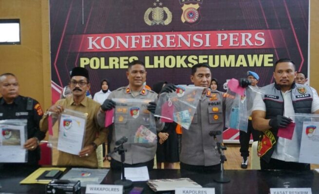 Kapolres Lhokseumawe AKBP Ahzan didampingi Wakapolres Lhokseumawe Kompol Salmidin memberikan keterangan pengungkapan prostitusi online di Gedung Serbaguna Wirasatya Polres Lhokseumawe, Senin pagi (5/5). (Foto: Dok. Polres Lhokseumawe)