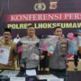 Kapolres Lhokseumawe AKBP Ahzan didampingi Wakapolres Lhokseumawe Kompol Salmidin memberikan keterangan pengungkapan prostitusi online di Gedung Serbaguna Wirasatya Polres Lhokseumawe, Senin pagi (5/5). (Foto: Dok. Polres Lhokseumawe)