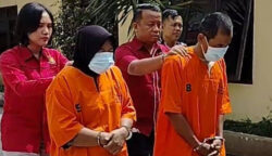Polisi menangkap pasangan suami istri di Kabupaten Kampar, Riau, yang tega memaksa anak perempuan mereka melakukan hubungan seksual bertiga (threesome) selama 11 tahun