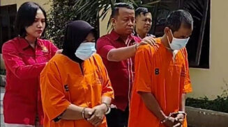Polisi menangkap pasangan suami istri di Kabupaten Kampar, Riau, yang tega memaksa anak perempuan mereka melakukan hubungan seksual bertiga (threesome) selama 11 tahun