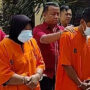 Polisi menangkap pasangan suami istri di Kabupaten Kampar, Riau, yang tega memaksa anak perempuan mereka melakukan hubungan seksual bertiga (threesome) selama 11 tahun