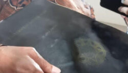 Setelah diperiksa oleh penyidik, Jokowi terlihat menenteng map hitam saat menemui wartawan di depan lobi Bareskrim Polri, Jakarta Selatan, Selasa (20/5/2025).