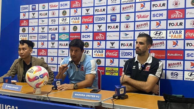 Alfredo Vera dalam Jumpa Pers Setelah Lawan Persik Sumber : VIVA.co.id/Rahmat Fajar (Surabaya)