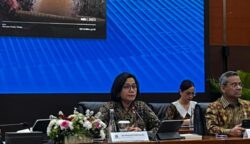 Sri Mulyani menjelaskan bahwa pendapatan negara mencapai Rp 810,5 triliun atau 27 persen dari target APBN 2025 sebesar Rp 3.005,1 triliun. Sementara itu, belanja negara terealisasi Rp 806,2 triliun atau 22,3 persen dari target Rp 3.621,3 triliun, dalam paparan kinerja APBN Jumat (23/5/2025).