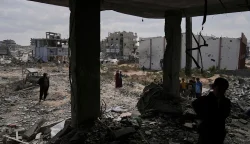 Warga Palestina melihat kerusakan setelah serangan udara tentara Israel di Beit Lahia, Jalur Gaza utara, Senin, 28 April 2025. (AP)