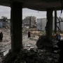 Warga Palestina melihat kerusakan setelah serangan udara tentara Israel di Beit Lahia, Jalur Gaza utara, Senin, 28 April 2025. (AP)