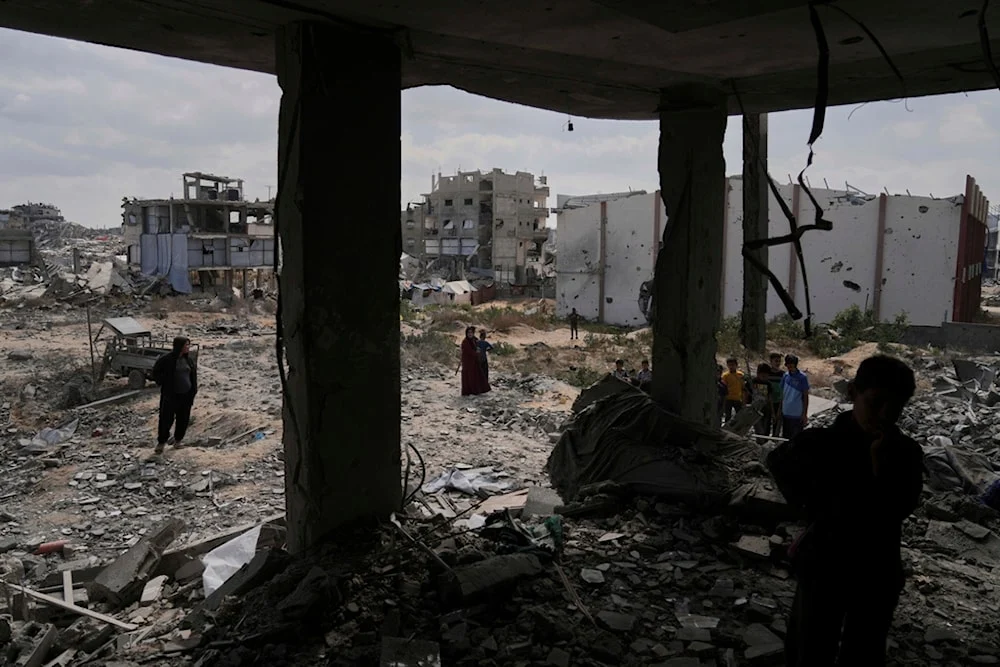 Warga Palestina melihat kerusakan setelah serangan udara tentara Israel di Beit Lahia, Jalur Gaza utara, Senin, 28 April 2025. (AP)