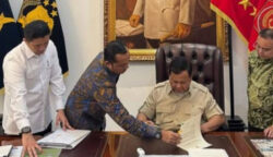 Wakil Ketua DPR Sufmi Dasco Ahmad mengunggah foto dirinya bersama Presiden Prabowo Subianto saat menandatangani sejumlah surat keputusan.