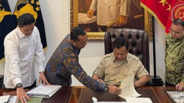 Wakil Ketua DPR Sufmi Dasco Ahmad mengunggah foto dirinya bersama Presiden Prabowo Subianto saat menandatangani sejumlah surat keputusan.