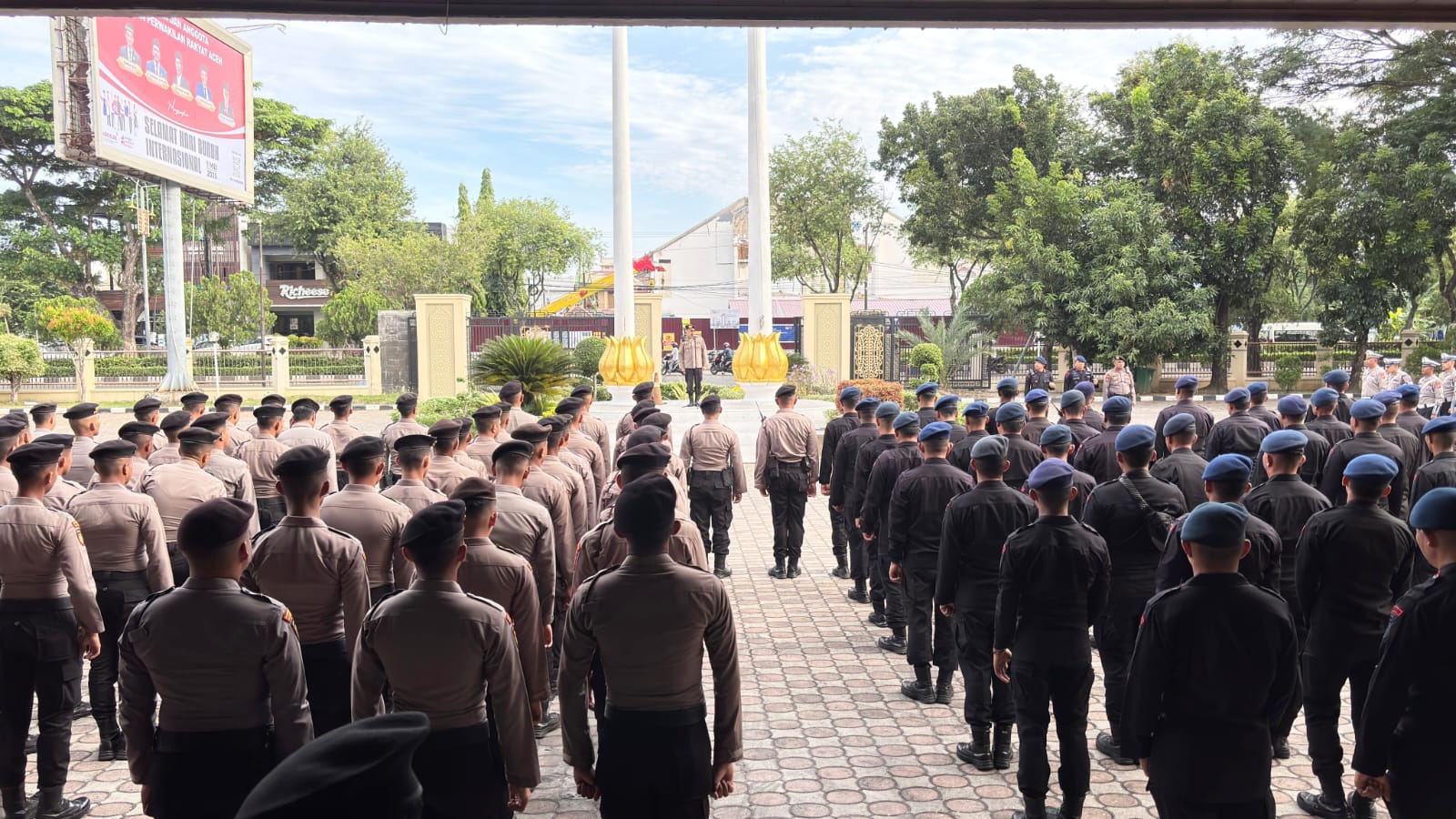 Polda Aceh mengerahkan 661 personel dalam rangka memastikan peringatan Hari Buruh Internasional atau May Day 2025 berlangsung aman, tertib dan kondusif, Kamis (1/5)