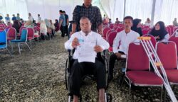 Muzakar didampingi anak laki-lakinya saat akan mengikuti seleksi PPPK di Aceh Besar