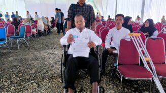Muzakar didampingi anak laki-lakinya saat akan mengikuti seleksi PPPK di Aceh Besar