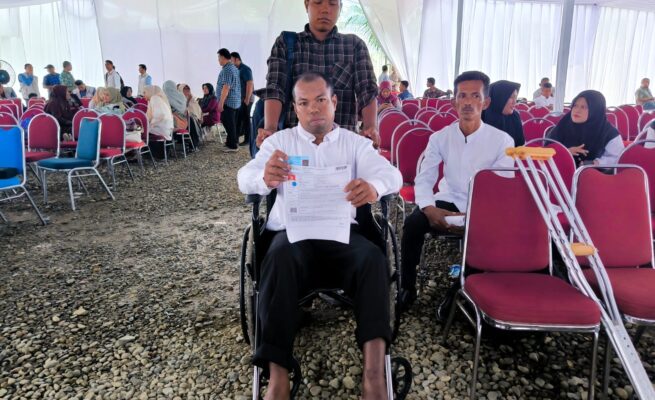 Muzakar didampingi anak laki-lakinya saat akan mengikuti seleksi PPPK di Aceh Besar