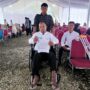 Muzakar didampingi anak laki-lakinya saat akan mengikuti seleksi PPPK di Aceh Besar