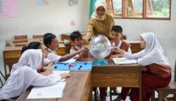 Peningkatan kesejahteraan guru sebagai pilar utama dalam reformasi pendidikan nasional