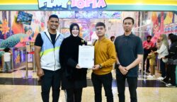 Wali Kota Banda Aceh Illiza Sa’aduddin Djamal memantau pemasangan tapping box di tempat usaha, Ahad (18/5).