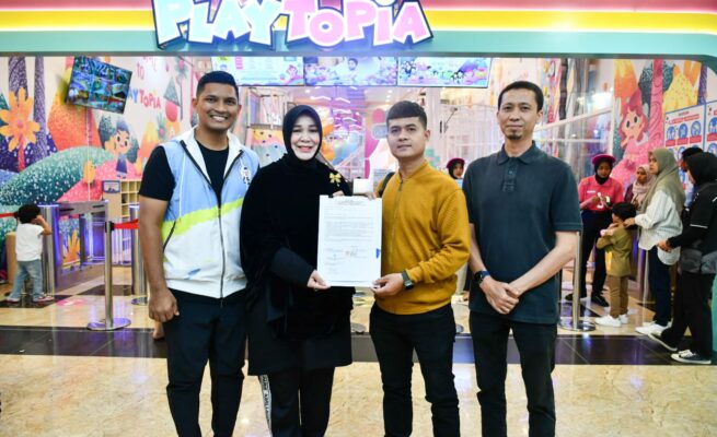 Wali Kota Banda Aceh Illiza Sa’aduddin Djamal memantau pemasangan tapping box di tempat usaha, Ahad (18/5).