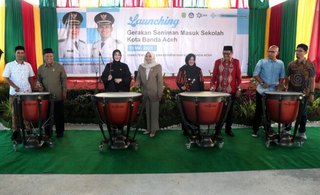 Wali Kota Banda Aceh, Illiza Sa’aduddin Djamal, secara resmi meluncurkan program Gerakan Seniman Masuk Sekolah tingkat SD dan SMP di SMP Negeri 19 Banda Aceh, Senin (19/5/2025).
