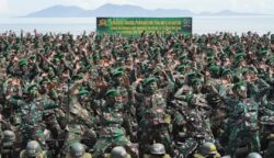 Sebanyak 1.056 prajurit muda infanteri TNI AD dikukuhkan dalam upacara penutupan pendidikan dan tradisi pembaretan Yudhawastu Pramuka di Pantai Ujong Batee, Aceh Besar, Kamis (22/5). (Foto: For Infoaceh.net)