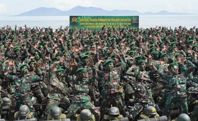 Sebanyak 1.056 prajurit muda infanteri TNI AD dikukuhkan dalam upacara penutupan pendidikan dan tradisi pembaretan Yudhawastu Pramuka di Pantai Ujong Batee, Aceh Besar, Kamis (22/5). (Foto: For Infoaceh.net)