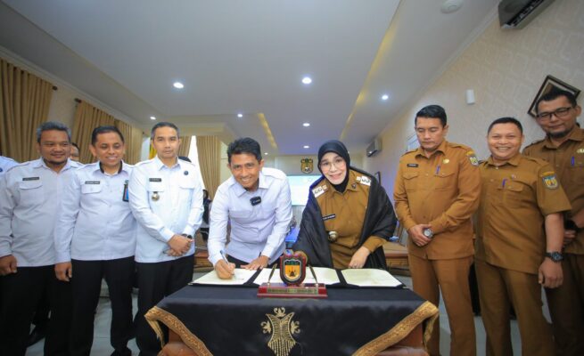 Wali Kota Banda Aceh Illiza Sa’aduddin Djamal menandatangani MoU dengan Kepala BNNP Aceh Brigjen Pol Marzuki Ali Basyah di pendopo, Senin (26/5).