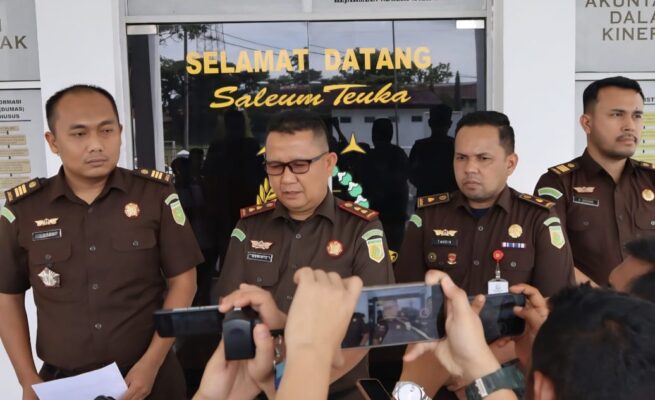 Kajari Aceh Barat, Siswanto AS SH MH memberikan keterangan penetapan lima tersangka korupsi insentif pajak, dalam konferensi pers, Senin (26/5)