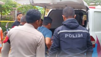 Polres Pidie Jaya melakukan evakuasi jenazah korban pembunuhan berinisial HW (40), warga Gampong Kuta Krueng, Kecamatan Bandar Dua, Kabupaten Pidie Jaya, yang ditemukan meninggal dunia di dalam kamar rumahnya pada Rabu dini hari, 28 Mei 2025.