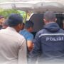 Polres Pidie Jaya melakukan evakuasi jenazah korban pembunuhan berinisial HW (40), warga Gampong Kuta Krueng, Kecamatan Bandar Dua, Kabupaten Pidie Jaya, yang ditemukan meninggal dunia di dalam kamar rumahnya pada Rabu dini hari, 28 Mei 2025.