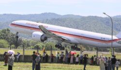 Pesawat Garuda Indonesia GIA2112 take off bersama jamaah haji Aceh kloter 12, di Bandara SIM, Blang Bintang, Jumat pagi (30/5). (Foto: For Infoaceh.net)