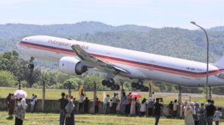 Pesawat Garuda Indonesia GIA2112 take off bersama jamaah haji Aceh kloter 12, di Bandara SIM, Blang Bintang, Jumat pagi (30/5). (Foto: For Infoaceh.net)