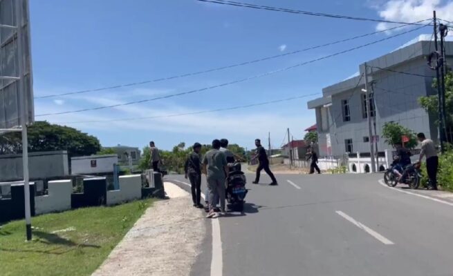 Polsek Banda Raya Polresta Banda Aceh mengamankan 3 remaja dan motornya yang melakukan balapan liar di kawasan Stadion Harapan Bangsa, Jum'at siang (30/5). (Foto: Dok. Polsek Banda Raya)