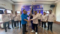 Ketua PWI Aceh Nasir Nurdin menyerahkan pataka kepada Sa'dul Bahri yang terpilih sebagai Ketua PWI Aceh Barat periode 2025-2028 di Gedung PWI Aceh, Sabtu (31/5).